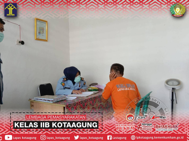 Dokter Rika sedang Diagnosa Penyakit Pasien WBP di Poliklinik (dok. Humas Lastagung)