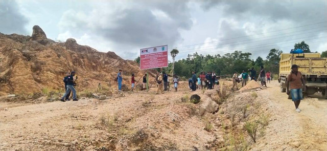 Pemasangan papan plang pelarangan melakukan kegiatan pertambangan tanpa izin dalam bentuk apapun, didalam Kawasan Hutan Lindung Remu Sorong, Kelurahan Matalamagi, Distrik Sorong Utara, Kota Sorong, Papua Barat, Selasa (13/9), foto: Yanti/BalleoNEWS
