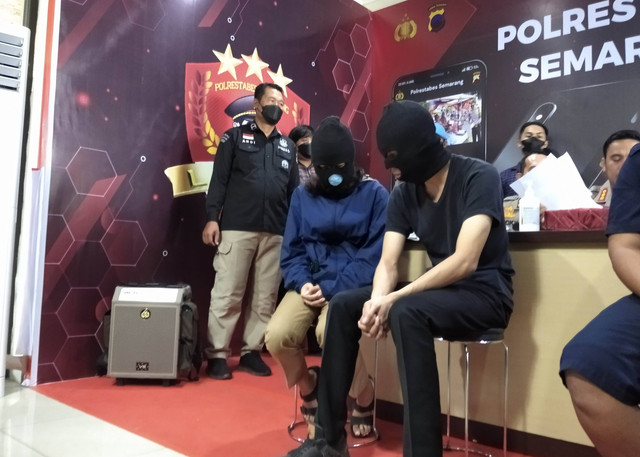 Dua orang ASN Pemprov Jawa Tengah pelaku asusila di muka umum saat dihadirkan dalam jumpa pers. Foto: Intan Alliva/kumparan