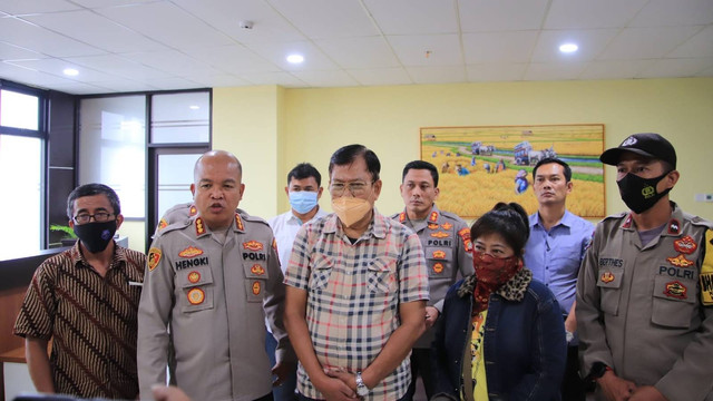 Polisi melakukan mediasi antara Edison Samsudin, pria yang viral tak mau memundurkan mobilnya dengan Ketua RT yang berinisial YM (53) dan perekam video, A. Foto: Dok. Istimewa