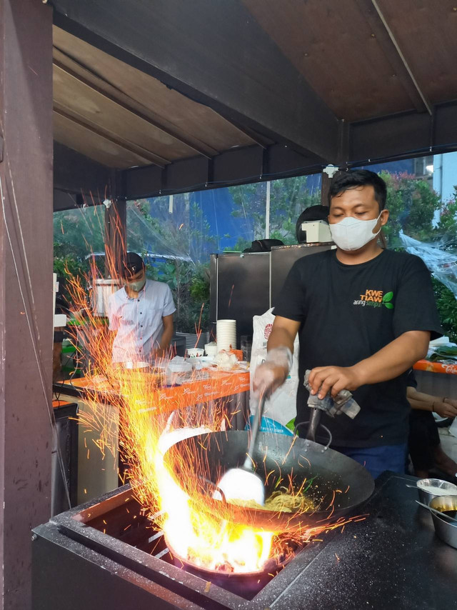 Pembuatan Kwetiaw Arang Simpur. Foto: Monika Febriana/kumparan