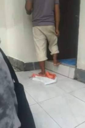 Cleaning Service Polsubsektor Wakate injak bendera merah putih. Foto: Dok. Istimewa