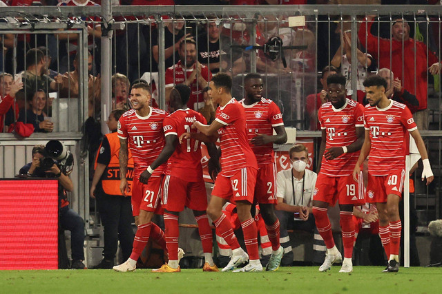 Selebrasi pemain Bayern Muenchen usai mencetak gol ke gawang FC Barcelona pada pertandingan lanjutan Grup C Liga Champions di Allianz Arena, Munich, Jerman. Foto: Lukas Barth/REUTERS