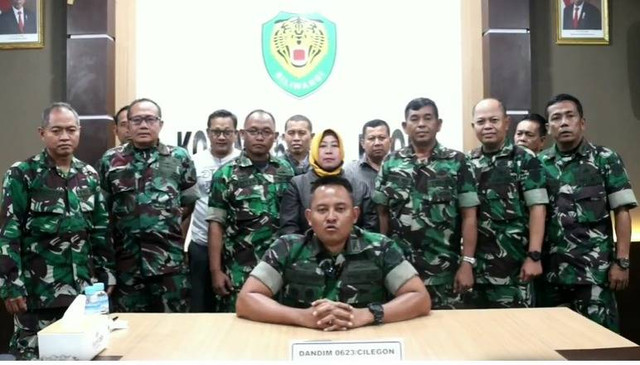 Dandim beserta Anggota Kodim Cilegon marah atas pernyataan Anggota Komisi 1 DPR Effendi Simbolon terkait TNI. Foto: Dok. Istimewa