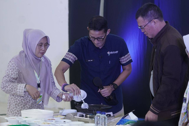 Menparekraf Sandiaga Uno memasak kue gunjing saat Sandiaga mengunjungi pameran Kabupaten Kota (KaTa) di Pagar Alam, Sumatra Selatan. Foto: Dok. Istimewa