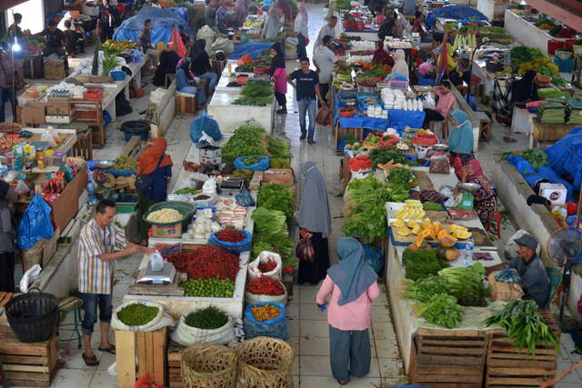 Pengunjung berbelanja berbagai jenis bahan pangan pokok di pasar tradisional Al-Mahirah, Banda Aceh, Aceh, Selasa (10/5/2022). Foto: Ampelsa/ANTARA FOTO.