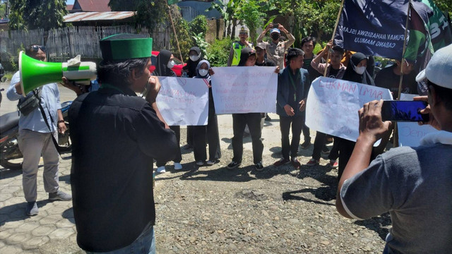 Aksi unjuk rasa HMI Cabang Mamuju di halaman kantor Ombudsman RI Perwakilan Sulawesi Barat. Foto: Saharuddin Nasrun/SulbarKini