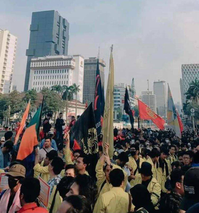 Mahasiswa yang sedang berdemonstrasi Memadati jalan Ibu Kota. SUMBER GAMBAR : Para Demonstran