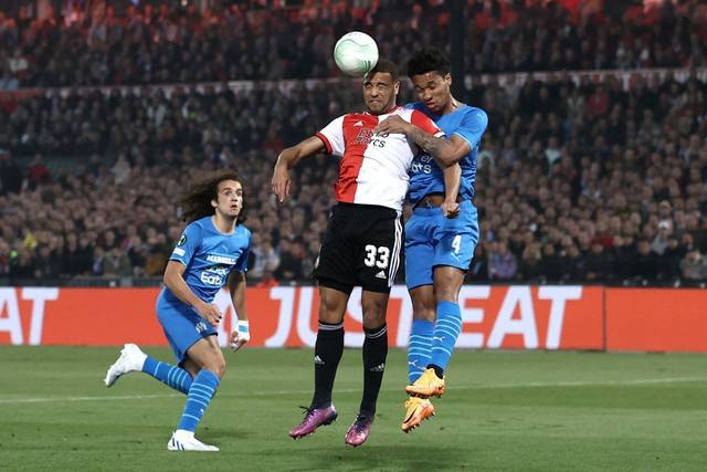Pemain Feyenoord Cyriel Dessers berebut bola dengan pemain Marseille Boubacar Kamara dalam pertandingan semifinal Liga Konferensi UEFAdi stadion De Kuip di Rotterdam. Foto: Kenzo Tribouillard/AFP
