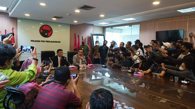 Konpers Anggota Komisi I Effendi Simbolon minta maaf maaf ke TNI didampingi Ketua Fraksi PDIP sekaligus Wakil Ketua Komisi I Utut Adiyanto, Jakarta, Rabu (14/9/2022).  Foto: Annisa Thahira/kumparan