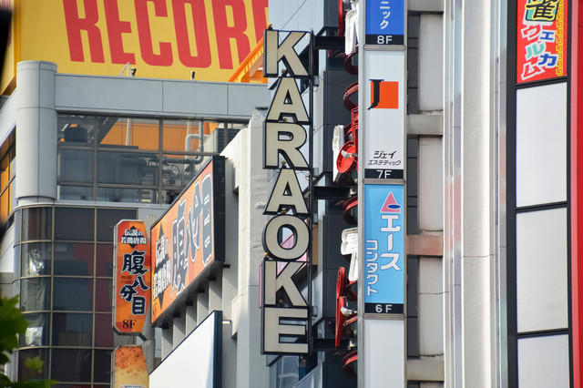 Tempat Karaoke di Kelapa Gading Terbaik/Foto hanya ilustrasi dan bukan tempat aslinya. Sumber: Unsplash/Jeremy Bezanger