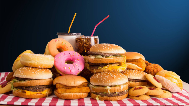 Ilustrasi junk food. Foto: ShutterOK/Shutterstock