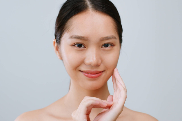 Ilustrasi perempuan memakai serum vitamin C. Foto: Nattakorn_Maneerat/Shutterstock