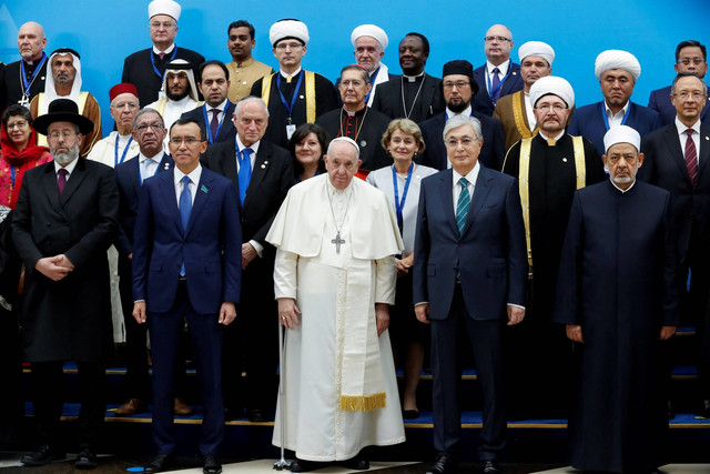 Paus Fransiskus dan Presiden Kazakhstan Kassym-Jomart Tokayev berfoto bersama pada hari Kongres VII Pemimpin Dunia dan Agama Tradisional di Istana Kemerdekaan di Nur-Sultan, Kazakhstan, Rabu (14/9/2022). Foto: Remo Casilli/REUTERS