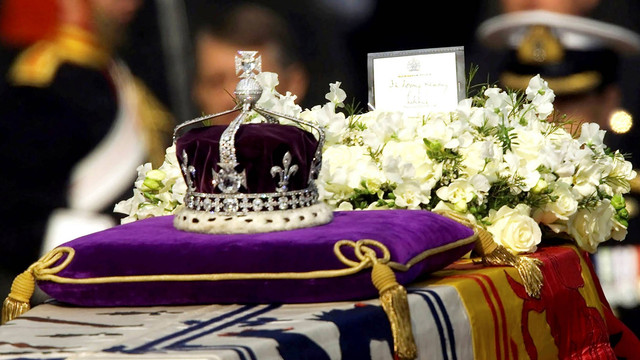 Berlian Kohinoor, yang dipasang di Salib Malta di depan mahkota yang dibuat untuk mendiang Ibu Ratu Elizabeth, terlihat di peti matinya, di Westminster Hall London, 5 April 2002.  Foto: Alastair Grant/AP Photo