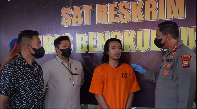 Rahmat Dani, pria yang kuliti dan makan kucing, Kamis (14/9/2022). Foto: Dok. Polres Bengkulu Utara