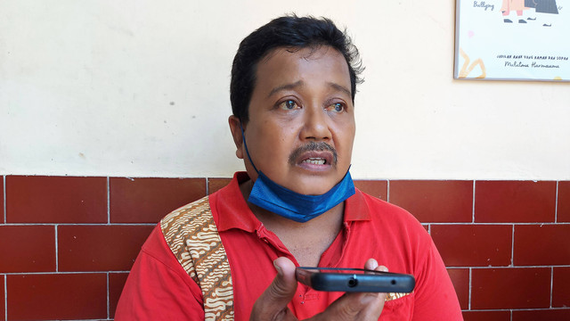 Pemilik uang tabungan haji yang rusak dimakan rayap, Samin, menerima telepon dari biro umrah, Rabu (14/09/2022). FOTO: Fernando Fitusia  