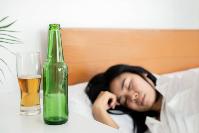 Ilustrasi perempuan alkoholik. Foto: Doucefleur/Shutterstock