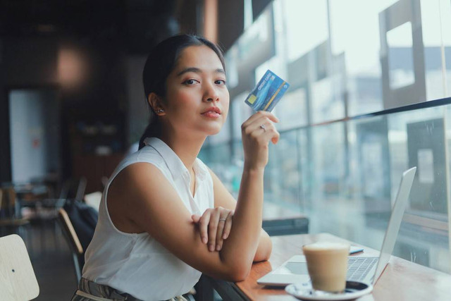 Ilustrasi pengguna kartu kredit. Foto: Shutterstock