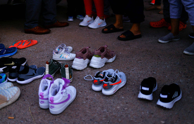Imigran dari Venezuela berdiri dekat sepatu sumbangan di El Paso, Texas, Amerika Serikat, Selasa (13/9/2022).
Foto: Jose Luis Gonzalez/Reuters