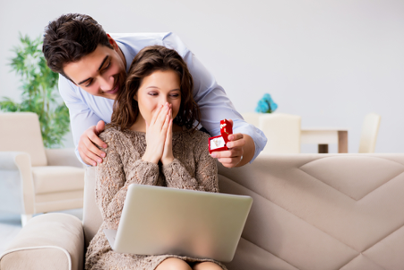 Ilustrasi pasangan memberikan hadiah. Foto: Shutterstock. 