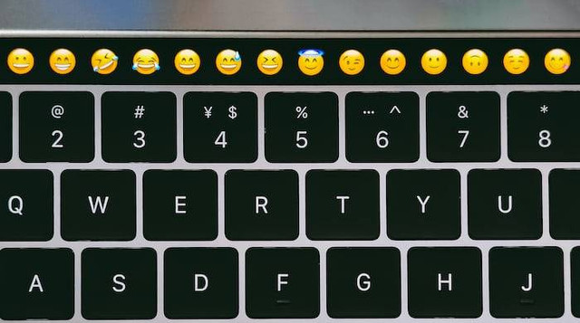 Ilustrasi Cara Memunculkan Emoticon di Laptop. Foto: dok. wu yi (Unsplash.com)