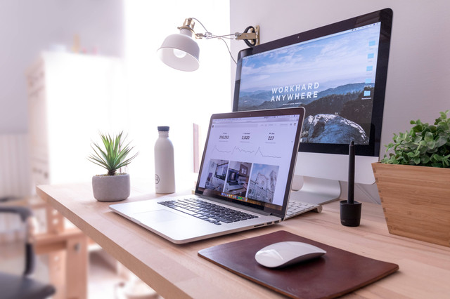 Ilustrasi Sejarah Komputer dan Cara Membuat Huruf Besar di Laptop. (Foto: Domenico Loia | Unsplash.com)