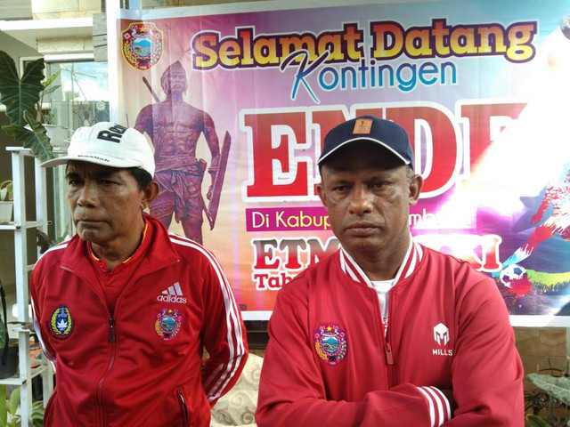 Keterangan foto:Pelatih kepala dan Ketua Askab Perse Ende ketika diwawancara wartawan. Foto oleh:Teddi L.