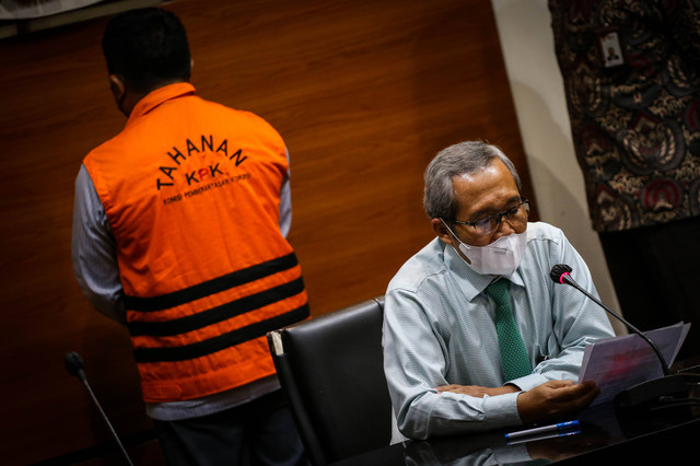 Wakil Ketua KPK Alexander Marwata menghadirkan tersangka dugaan tindak pidana korupsi proyek pembangunan infrastruktur di Kabupaten Mamberamo Tengah Provinsi Papua Marten Toding di Gedung Merah Putih KPK, Jakarta, Rabu (14/9/2022). Foto: Rivan Awal Lingga/ANTARA FOTO
