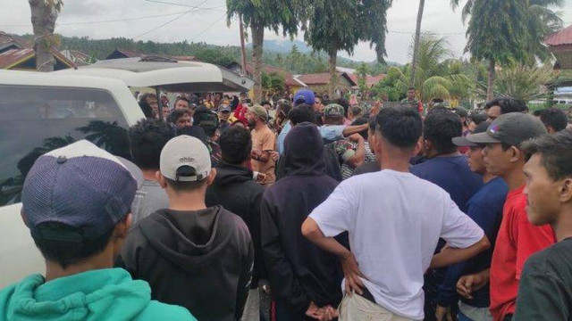 Warga Geruduk Polsek Balantak karena Tahanan Meninggal. Foto: Istimewa