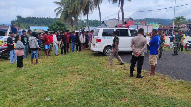 Warga Geruduk Polsek Balantak karena Tahanan Meninggal. Foto: Istimewa