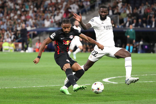 Pemain Real Madrid Antonio Rudiger berebut bola dengan pemain RB Leipzig pada pertandingan Grup F Liga Champions di Santiago Bernabeu, Madrid, Spanyol. Foto: Susana Vera/REUTERS