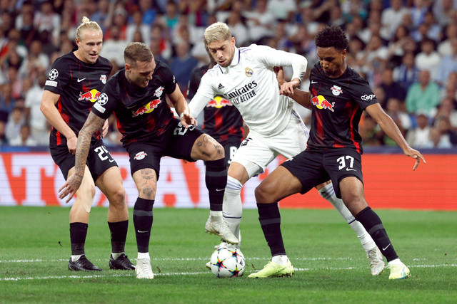 Pemain Real Madrid Federico Valverde berusaha melewati pemain RB Leipzig pada pertandingan Grup F Liga Champions di Santiago Bernabeu, Madrid, Spanyol. Foto: Susana Vera/REUTERS