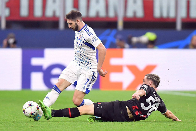 Pemain AC Milan Alexis Saelemaekers berebut bola dengan pemain Dinamo Zagreb pada pertandingan Grup E Liga Champions di San Siro, Milan, Italia. Foto: Daniele Mascolo/REUTERS