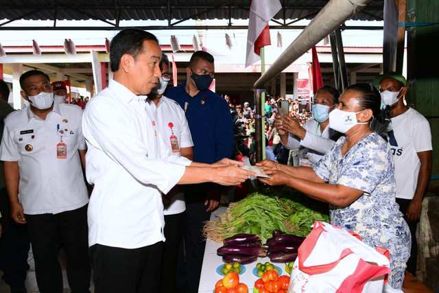 Presiden Jokowi membagikan bansos kepada masyarakat di Pasar Langgur, Maluku Tenggara, Kamis (15/9/2022). Foto: Dok. Biro Pers Sekretariat Presiden