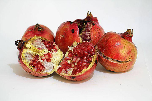 Ilustrasi buah delima. Foto: Pixabay