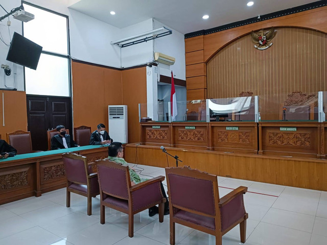 Irjen Napoleon Bonaparte tiba di PN Jakarta Selatan, siap menjalani sidang putusan dalam kasus penganiayaan M Kece, Kamis (15/9/2022). Foto: Haya Syahira/kumparan