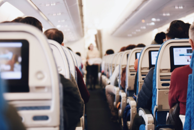 cara dapat tiket pesawat murah ke luar negeri. sumber foto : unsplash/suhyeon.
