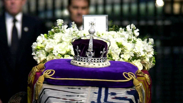 Mahkota berhiaskan berlian Kohinoor diletakkan di atas peti jenazah Ibu Suri Ratu Elizabeth pada 05 April 2002. Foto: Toby Melville / POOL / AFP