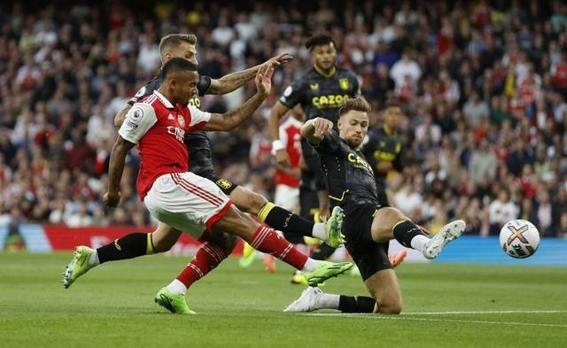 Pemain Arsenal Gabriel Jesus menembak ke gawang Aston Villa saat pertandingan Liga Premier di Stadion Emirates, London, Inggris. Foto: Peter Cziborra/Reuters