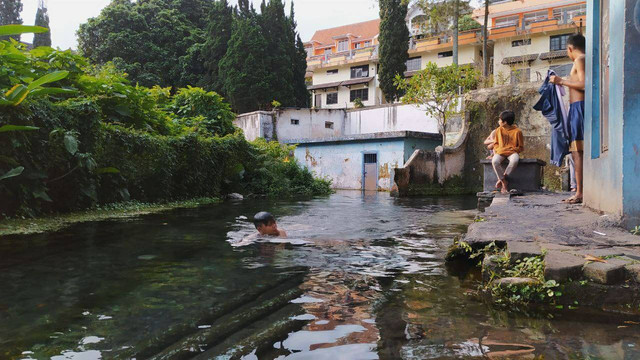 Sungai jernih yang mengalir di Desa Bulukerto yang bersumber dari salah satu sumber mata air bernama Sumber Gemulo. Foto/Azmy