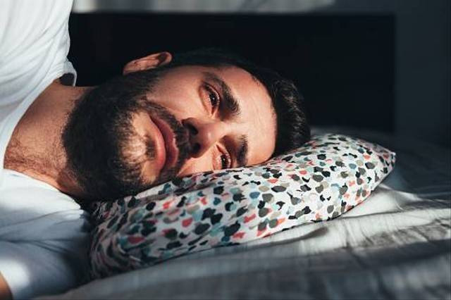 Ilustrasi orang mengigau saat tidur. Foto: Unsplash.com