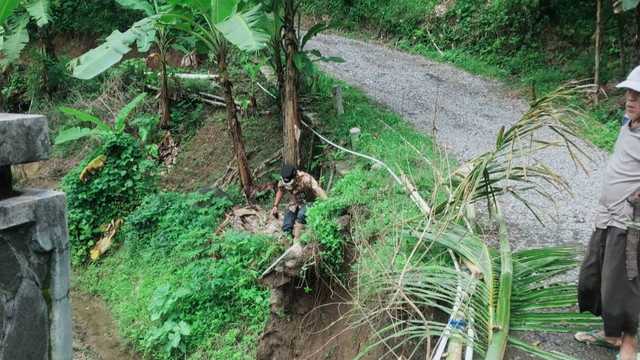 Jalan kabupaten di sejumlah wilayah Kecamatan Bantarkawung, Brebes rusak parah beberapa tahun terakhir ini.