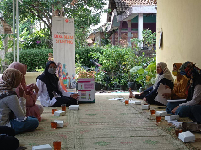 Imas, Relawan Rumah Zakat melaksanakan pendampingan pada Pos Pelayanan Terpadu (Posyandu) bertempat di halaman rumah Ketua TP PKK Desa Rancakasumba, Kp. Rancabeureum RT 03 RW 06 Desa Rancakasumba, Kecamatan Solokanjeruk, Kabupaten Bandung, Selasa (06/09).