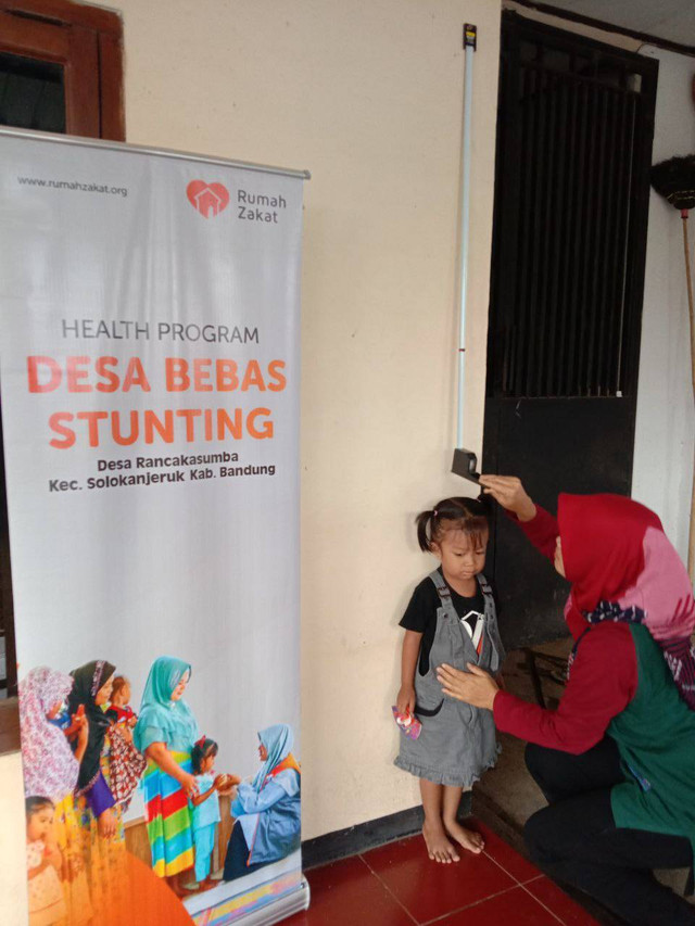 Relawan Rumah Zakat melaksanakan pendampingan pada Pos Pelayanan Terpadu (Posyandu) bertempat di halaman rumah Ketua TP PKK Desa Rancakasumba, Kp. Rancabeureum RT 03 RW 06 Desa Rancakasumba, Kecamatan Solokanjeruk, Kabupaten Bandung, Selasa (06/09).