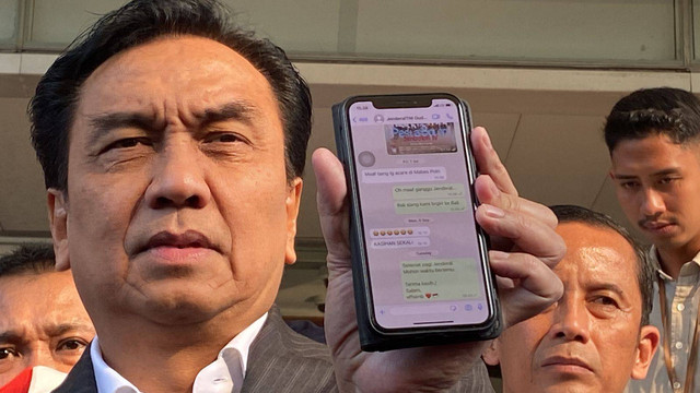Anggota Komisi I DPR Effendi Simbolon memperlihatkan pesan WA-nya kepada Jenderal Dudung, Kamis (15/9/2022). Foto: Paulina Herasmaranindar/kumparan