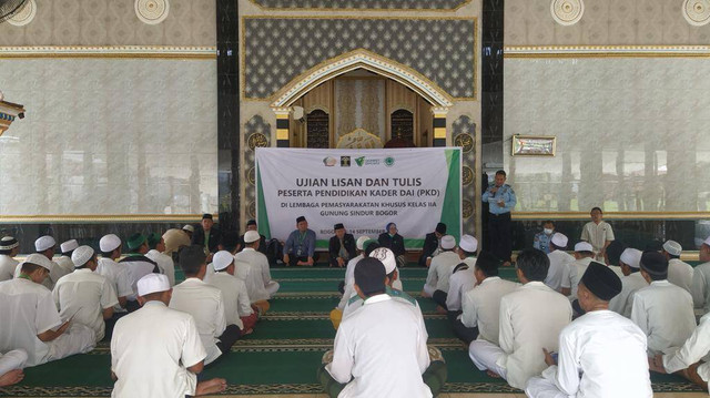 Sebanyak 50 (lima puluh) peserta kader dai warga binaan pemasyarakatan (WBP) di Lapas Khusus Kelas IIA Gunung Sindur mengikuti ujian Program Pendidikan Kader Dai (PKD), di Masjid Nurul Hidayah, pada Selasa (13/09/2022).Para peserta kader dai harus melalui 2 (dua) tahap ujian, yaitu ujian tulis dan ujian lisan. Ujian PKD ini bertujuan sebagai bahan evaluasi serta tolak ukur keberhasilan dan pencapaian materi yang diserap dan dipahami oleh peserta PKD.