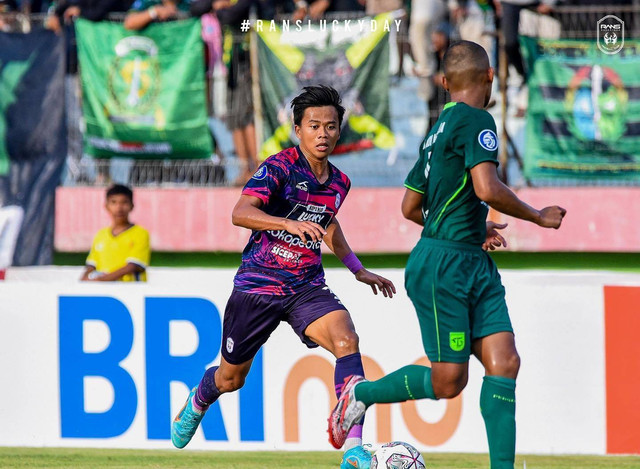 Duel antara pemain Persebaya vs Rans Nusantara di Stadion Gelora Delta Sidoarjo, Kamis (15/9/2022). Foto: Instagram/@rans.nusantara