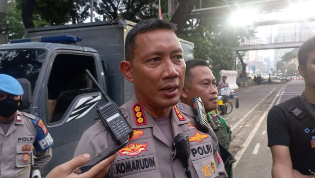 Kapolres Jakarta Pusat Kombes Komaruddin berbicara saat demo mahasiswa tolak harga BBM di Patung Kuda, Jakarta, Kamis (15/9/2022). Foto: Fadlan/kumparan