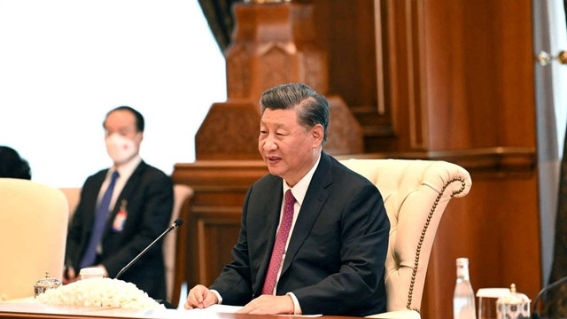 Presiden China Xi Jinping menghadiri pertemuan dengan Presiden Uzbekistan Shavkat Mirziyoyev di sela-sela KTT Organisasi Kerjasama Shanghai (SCO) di Samarkand, Uzbekistan, Kamis (15/9/2022). Foto: Foreign Ministry of Uzbekistan/Handout via REUTERS